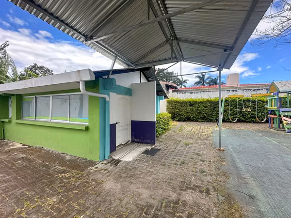 ALQUILER DE CASA DE USO COMERCIAL EN GUACHIPELÍN