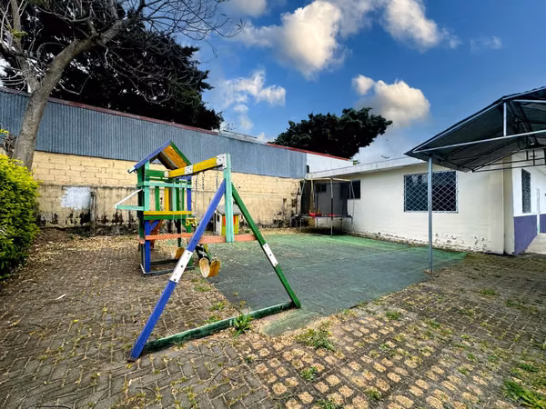 ALQUILER DE CASA DE USO COMERCIAL EN GUACHIPELÍN