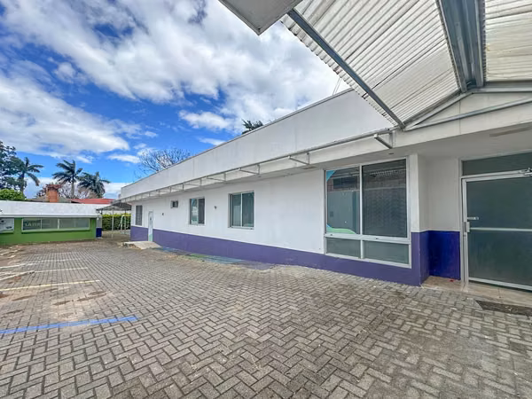 ALQUILER DE CASA DE USO COMERCIAL EN GUACHIPELÍN