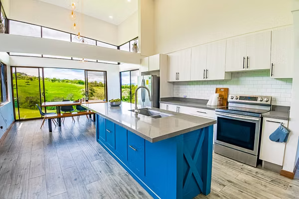 Casa en Venta Cerca de San José | 5 Habitaciones | Amplio Terreno con Quebrada | $599,000