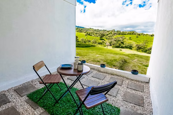 Casa en Venta Cerca de San José | 5 Habitaciones | Amplio Terreno con Quebrada | $599,000