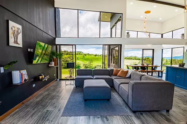 Casa en Venta Cerca de San José | 5 Habitaciones | Amplio Terreno con Quebrada | $599,000