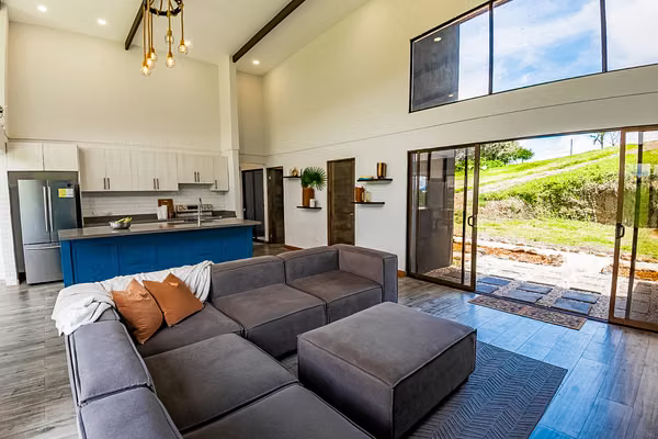 Casa en Venta Cerca de San José | 5 Habitaciones | Amplio Terreno con Quebrada | $599,000