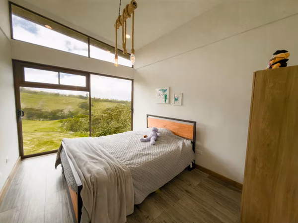 Casa en Venta Cerca de San José | 5 Habitaciones | Amplio Terreno con Quebrada | $599,000