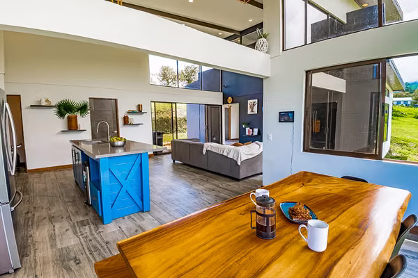 Casa en Venta Cerca de San José | 5 Habitaciones | Amplio Terreno con Quebrada | $599,000