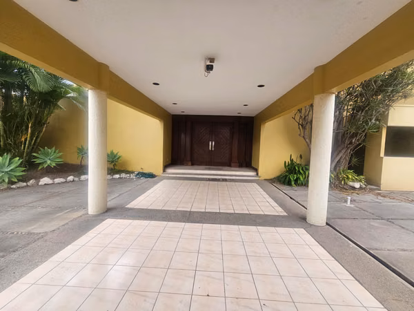 VCARH-5008 ROHRMOSER, NUNCIATURA. LOTE O AMPLIA CASA PARA RESTAURAR CON EXCELENTE UBICACIÓN