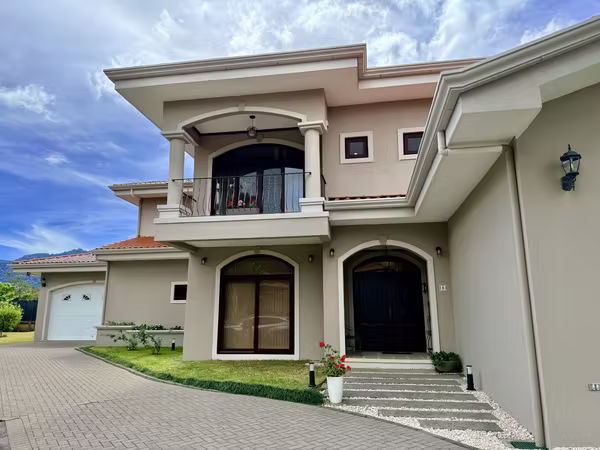 Sale of Spectacular house in Colinas de Montealegre 3 bedroom.