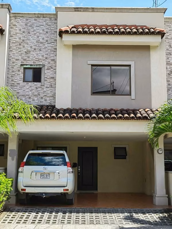 ALQUILER DE CASA EN CONDOMINIO SANTA ANA HILL.