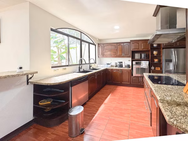 Casa Independiente en Venta | Piedades, Santa Ana