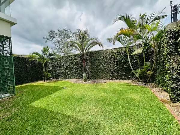 Casa con jardín grande en condominio en San Pablo, Heredia