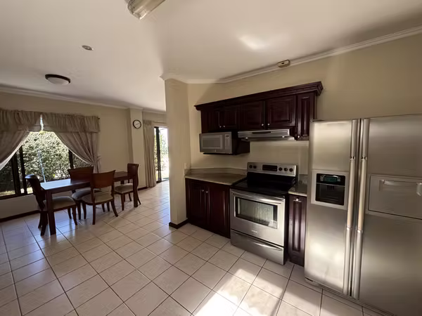 Alquiler de casa en Hacienda Los Reyes | 3 hab + servicio | patio | seguridad 24/7