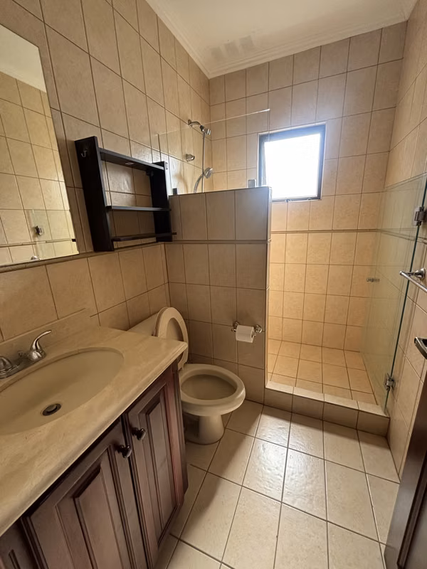 Alquiler de casa en Hacienda Los Reyes | 3 hab + servicio | patio | seguridad 24/7