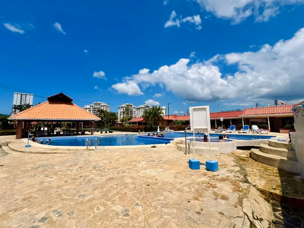 Casa en condominio de playa con piscinas en el corazón de Jacó