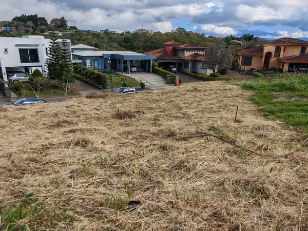 SE VENDE LOTE EN  LOMAS DE ZURQUI SAN ISIDRO DE HEREDIA