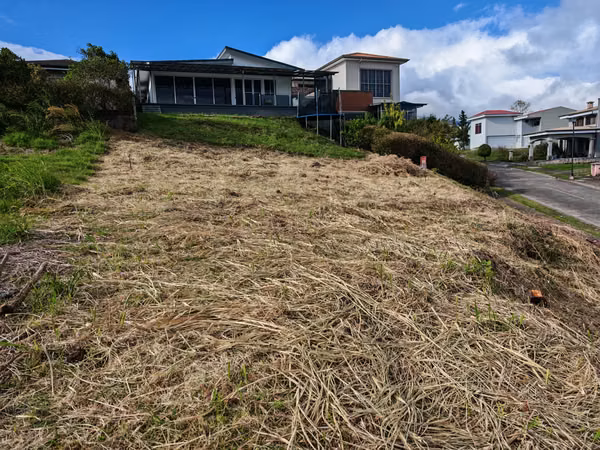SE VENDE LOTE EN  LOMAS DE ZURQUI SAN ISIDRO DE HEREDIA