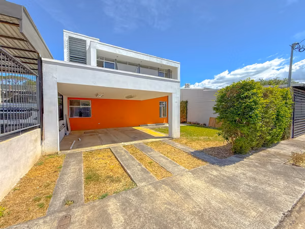 Hermosa Casa de 2 Niveles en Turrucares