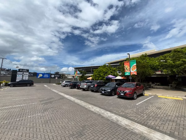 LOCAL U OFICINA AMPLIA EN EXCLUSIVA PLAZA LINDORA