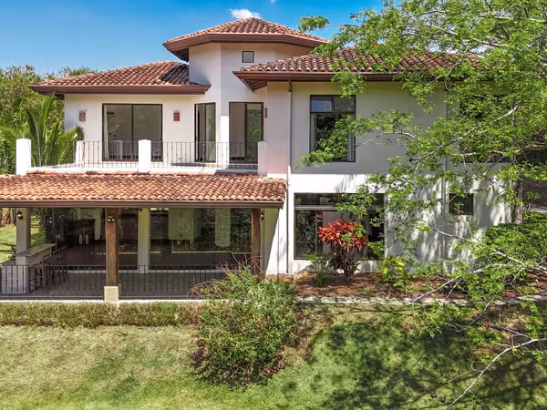 VENTA DE CASA EN CONDOMINIO EN GUACHIPELÍN DE POCAS CASAS
