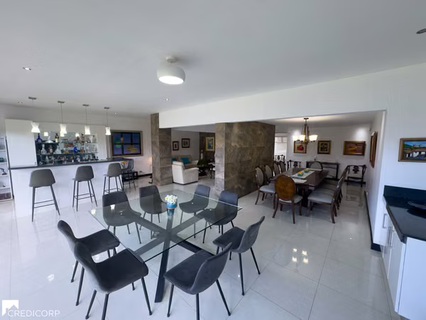 Casa moderna con uso de suelo mixto en Residencial Altamonte, Curridabat