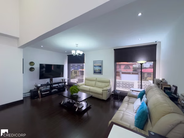 Casa moderna con uso de suelo mixto en Residencial Altamonte, Curridabat
