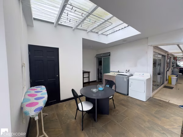 Casa moderna con uso de suelo mixto en Residencial Altamonte, Curridabat