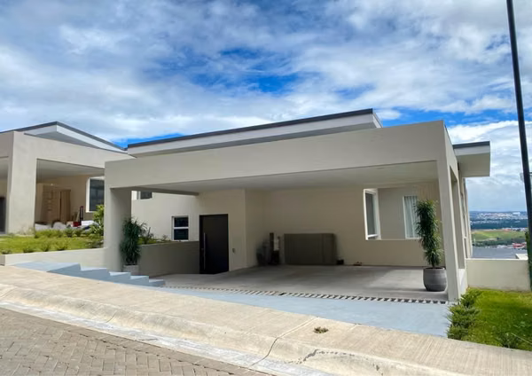 Hermosa Casa en Condominio en Escazú