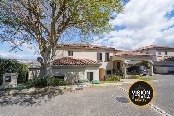 4 Bedroom House + TV Room in Cerro Alto