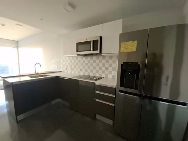 Apartamento de una habitación con línea blanca en Sabana, San José