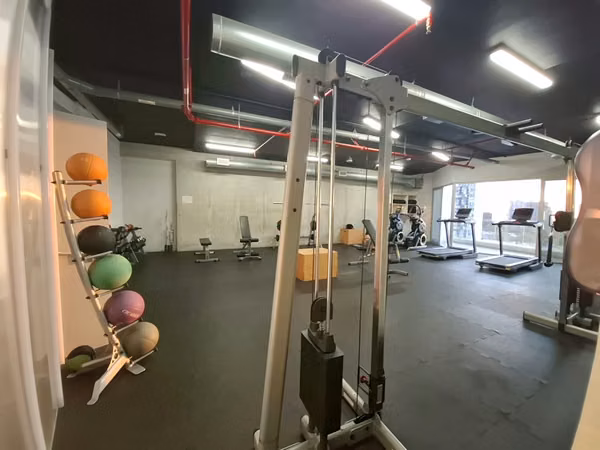 Apartamento de una habitación con línea blanca en Sabana, San José