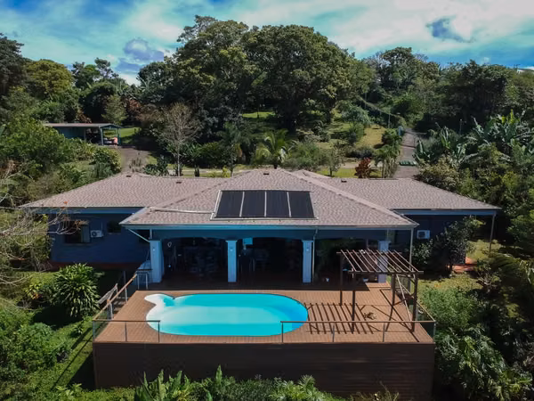 Casa con piscina en venta, Poas
