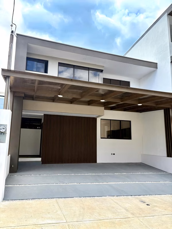 Casa con habitación en primer nivel en Distrito San Juan