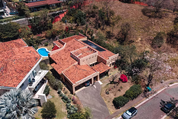 Sale of House in Cerro Real - 124; Escazú - 124; 4 rooms + Service + Private pool
