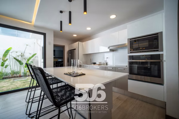 Casa Nueva en Santa Ana | 3 Habitaciones | 3 Parqueos | Financiamiento 90%