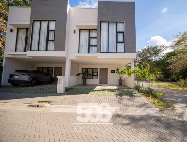 Casa Nueva en Santa Ana | 3 Habitaciones | 3 Parqueos | Financiamiento 90%