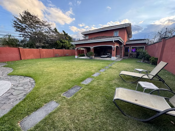 VENTA DE CASA INDEPENDIENTE CON PISCINA Y JARDÍN AMPLIO