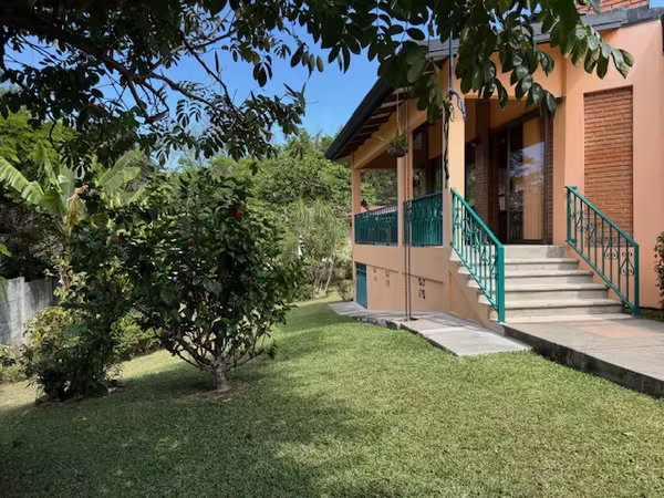 Casa de un sólo nivel en venta en San Miguel de Escazú, amplio jardín