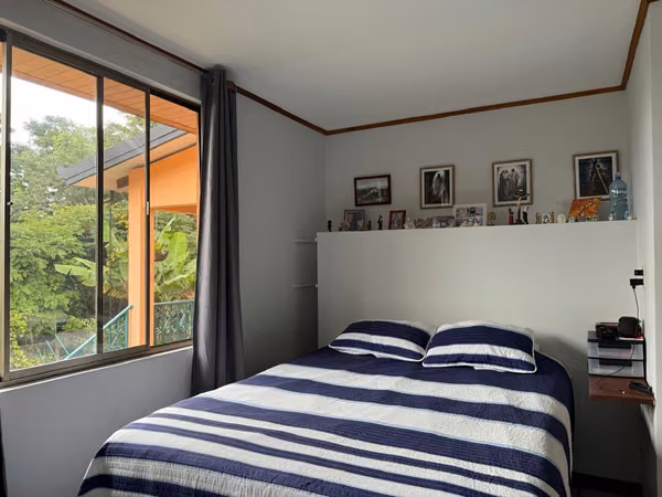 Casa de un sólo nivel en venta en San Miguel de Escazú, amplio jardín