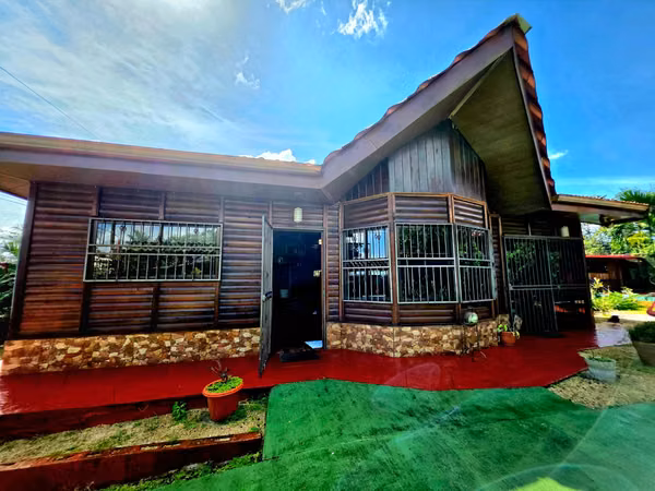 VENTA DE CASA AMUEBLADA, CON PISCINA, ALAJUELA, SAN CARLOS, LA FORTUNA