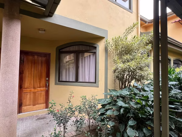 OPORTUNIDAD EN CONDOMINIO  Hermosa propiedad en Guayabos de Curridabat
