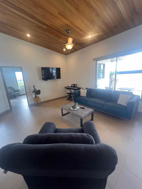 Elegante casa con piscina en Atenas en exclusiva comunidad cerrada