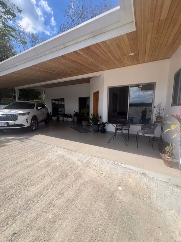 Elegante casa con piscina en Atenas en exclusiva comunidad cerrada