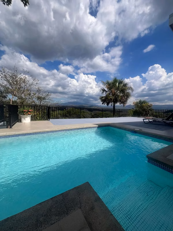 Elegante casa con piscina en Atenas en exclusiva comunidad cerrada