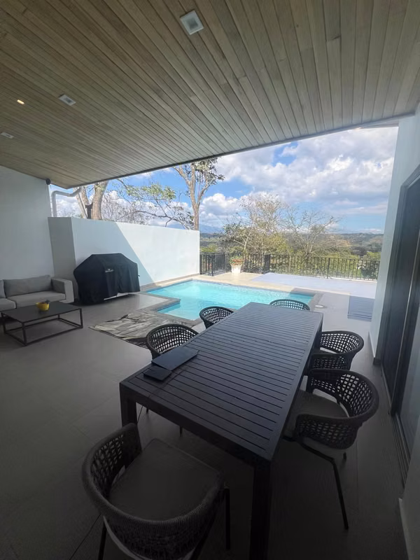 Elegante casa con piscina en Atenas en exclusiva comunidad cerrada