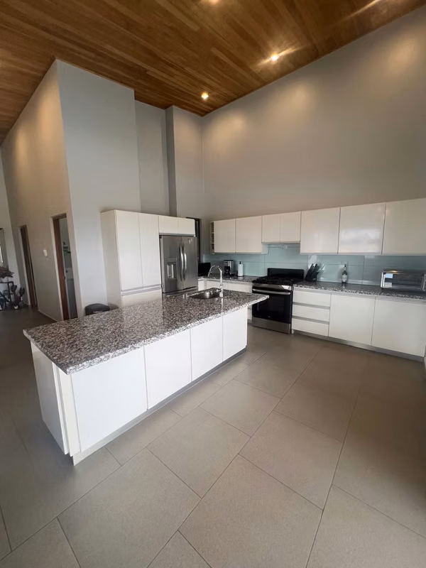 Elegante casa con piscina en Atenas en exclusiva comunidad cerrada