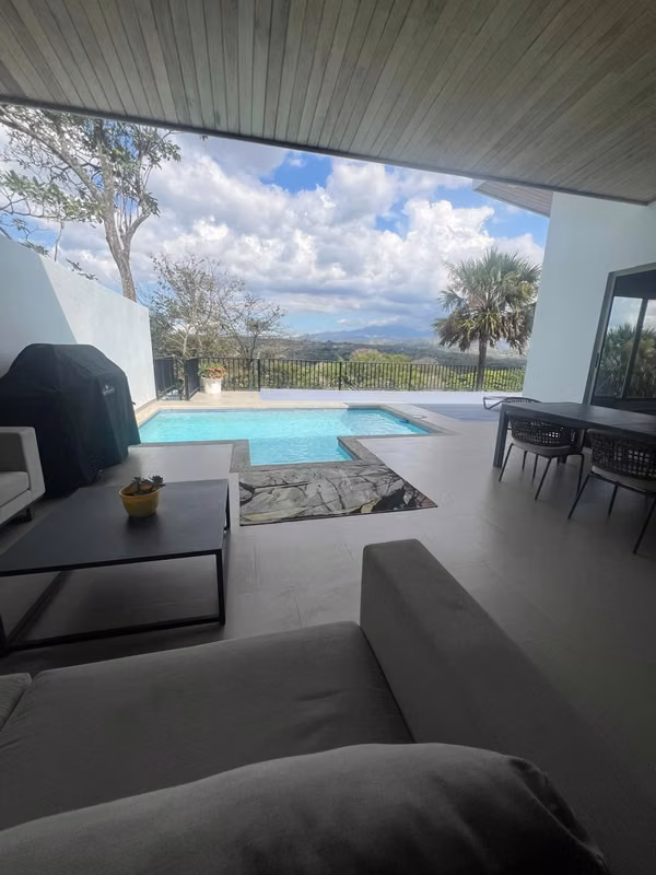 Elegante casa con piscina en Atenas en exclusiva comunidad cerrada