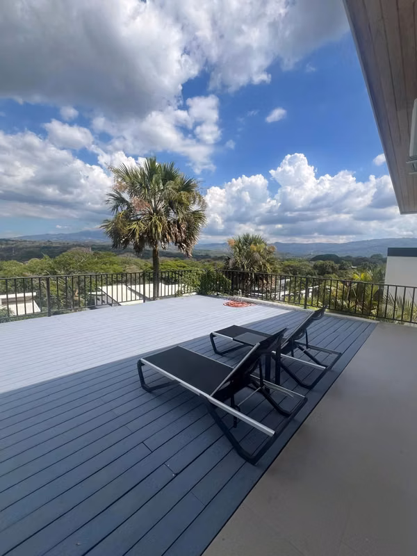 Elegante casa con piscina en Atenas en exclusiva comunidad cerrada