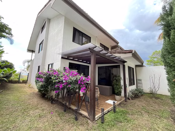 Alquiler, Casa Moderna con Vistas Verdes en Guachipelín, Escazú ID25999