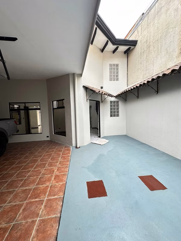 REBAJADA SE VENDE HERMOSA CASA RECIÉN REMODELADA en Alajuela Centro