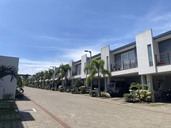 Casas en venta o alquiler en zonas de Santa Ana independientes o condominio