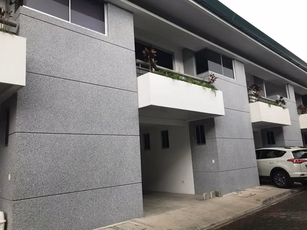 Casas en venta o alquiler en zonas de Santa Ana independientes o condominio